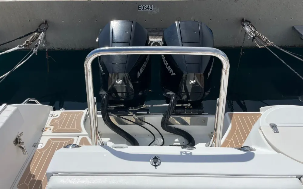 slider 13 Boston Whaler  26 Outrage