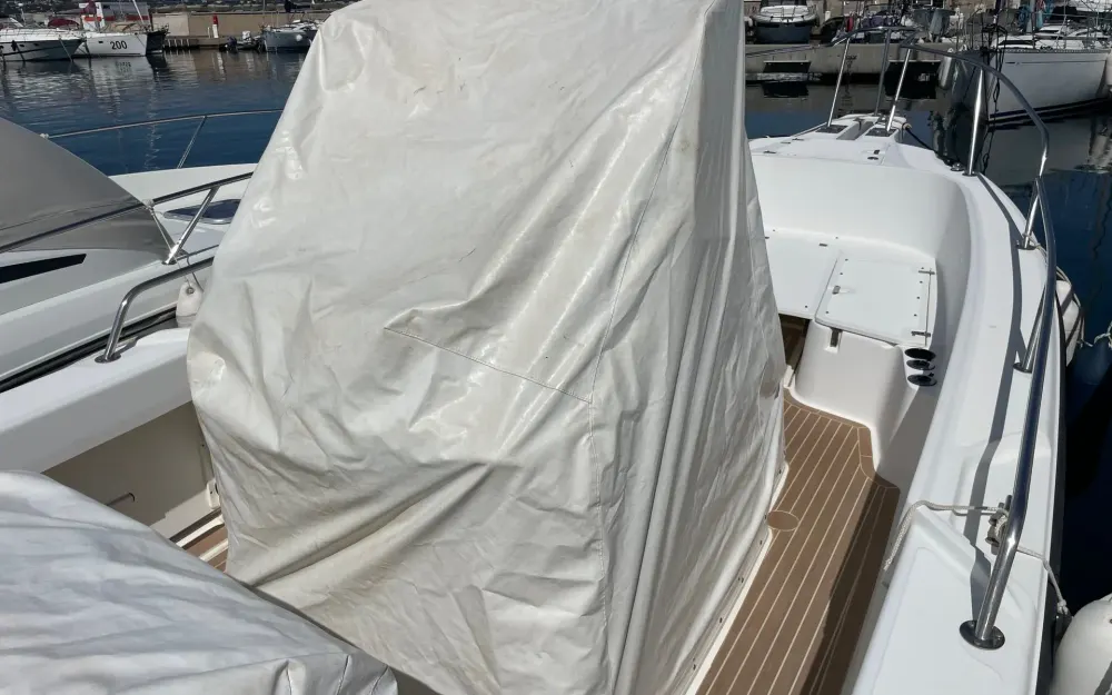 slider 15 Boston Whaler  26 Outrage