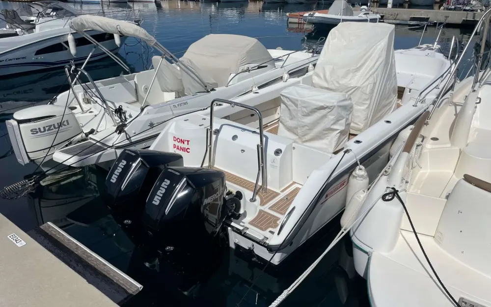 slider 18 Boston Whaler  26 Outrage