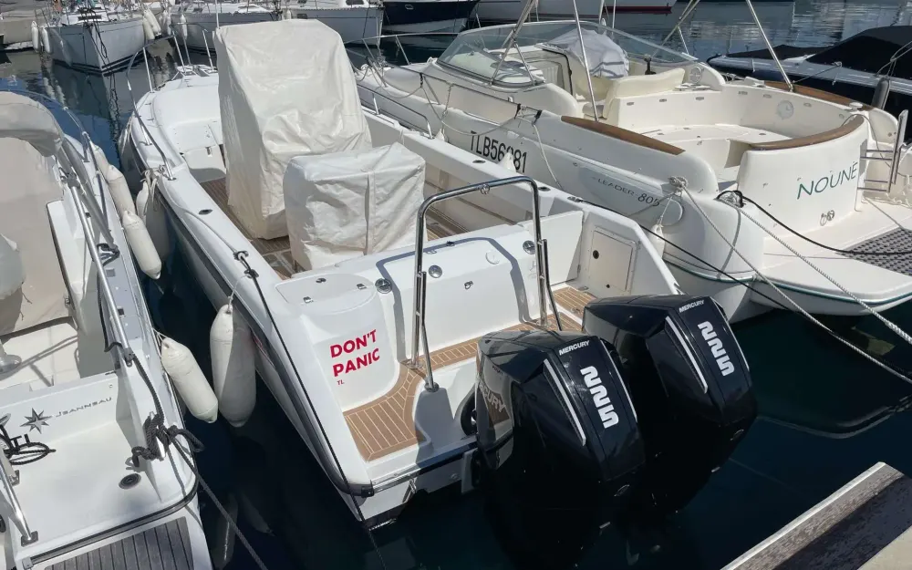 slider 19 Boston Whaler  26 Outrage