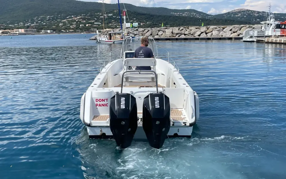 slider 2 Boston Whaler  26 Outrage