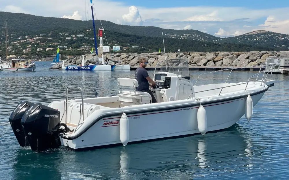 slider 3 Boston Whaler  26 Outrage