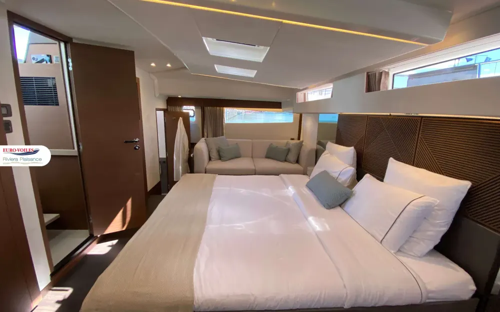 slider 10 Prestige Yachts M48