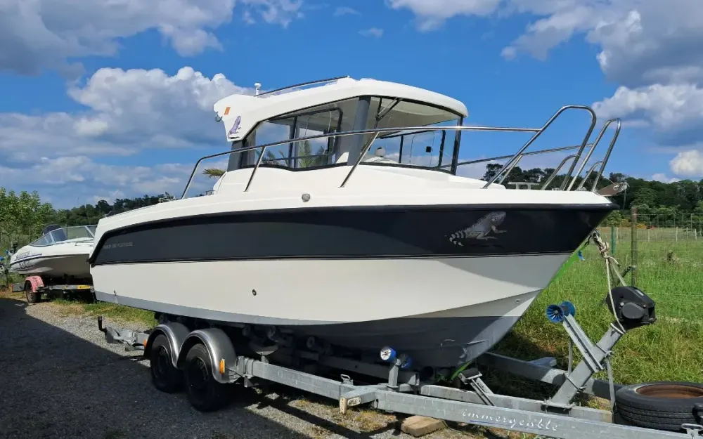 slider 0 Parker  660 Pilothouse