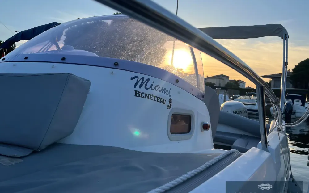 slider 3 Beneteau Flyer 750 Sun Deck Miami