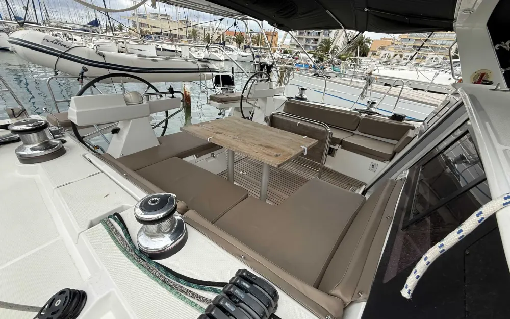 slider 10 Beneteau Sense 50