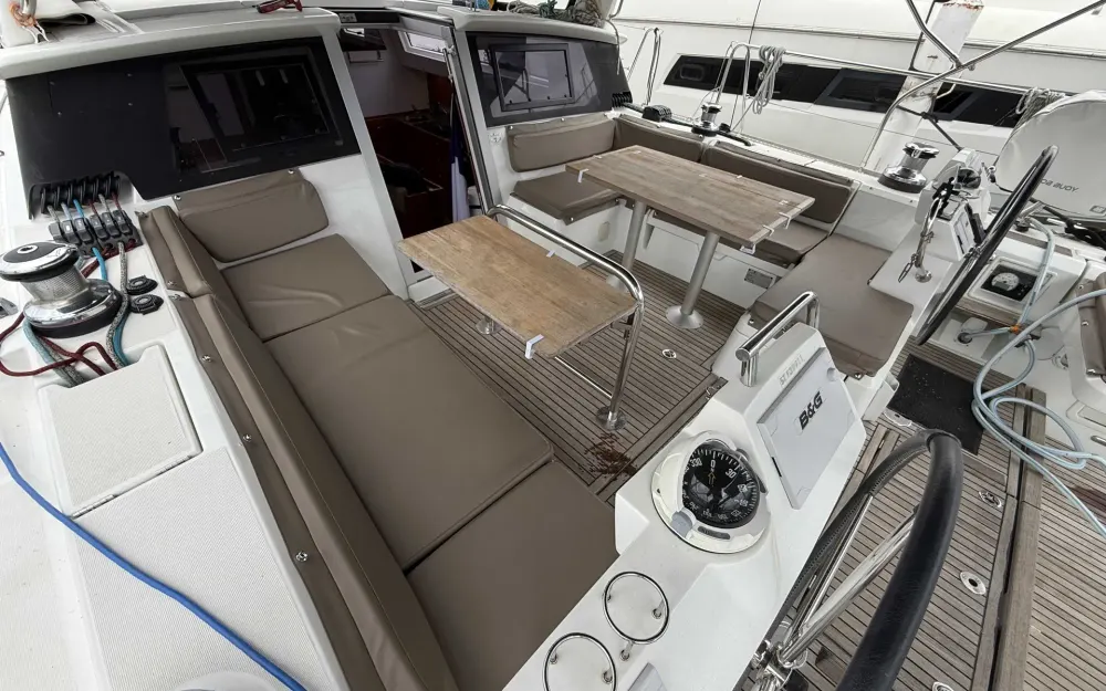 slider 12 Beneteau Sense 50