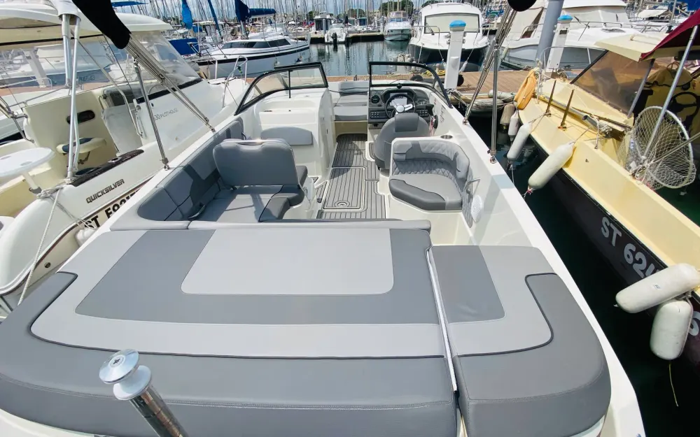 slider 1 Bayliner VR6 OB
