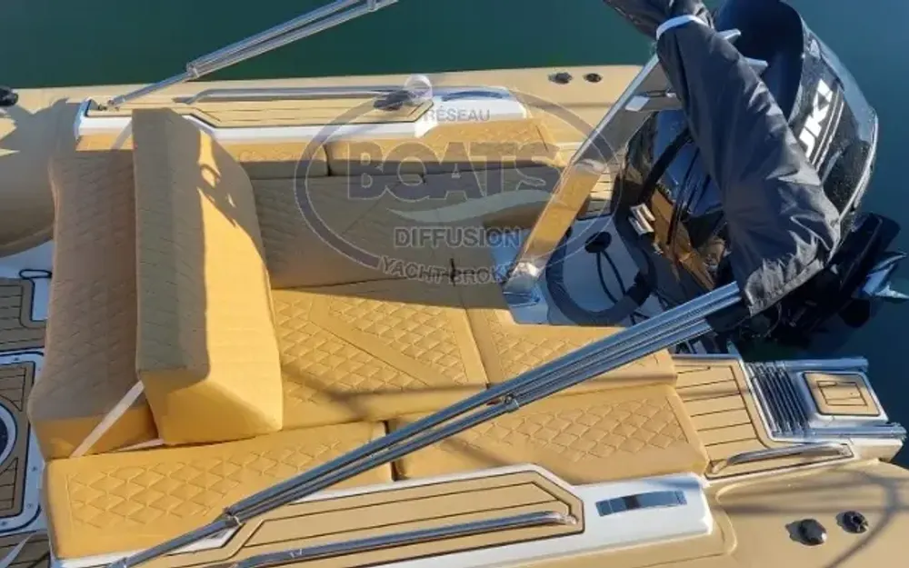 slider 6 Vanguard Marine DR-600