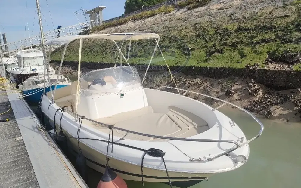 slider 11 Jeanneau Cap Camarat 635 Style