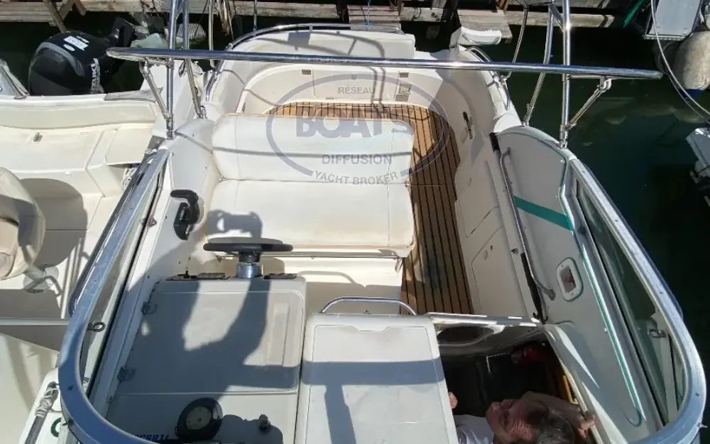 slider 9 Sealine  240 Senator