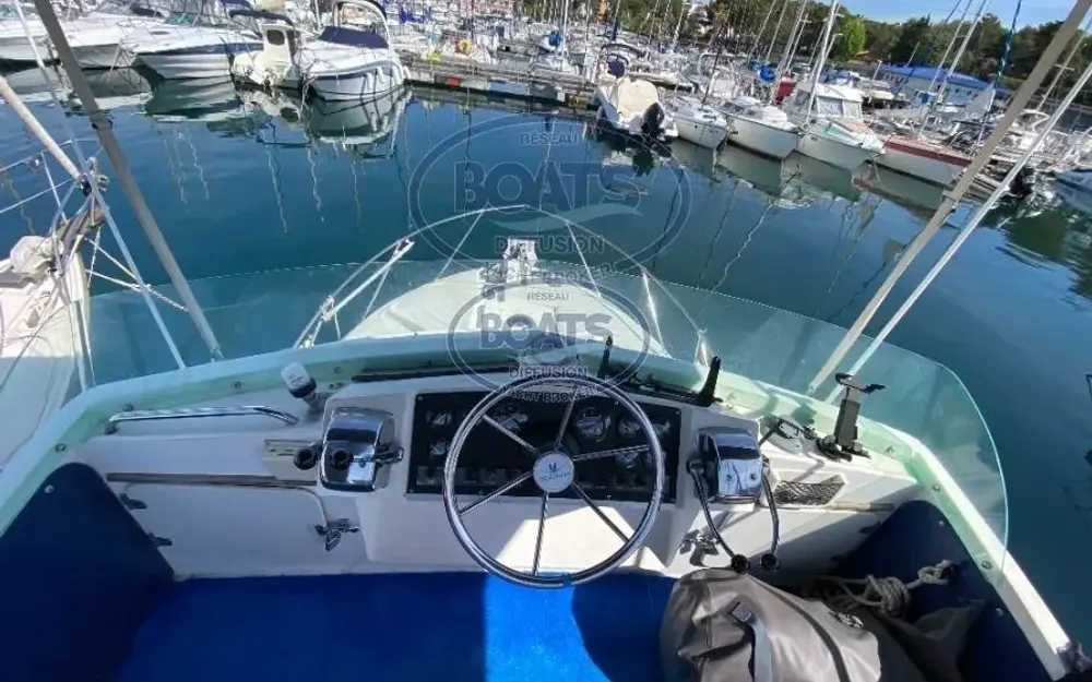 slider 2 Bertram  28 Flybridge