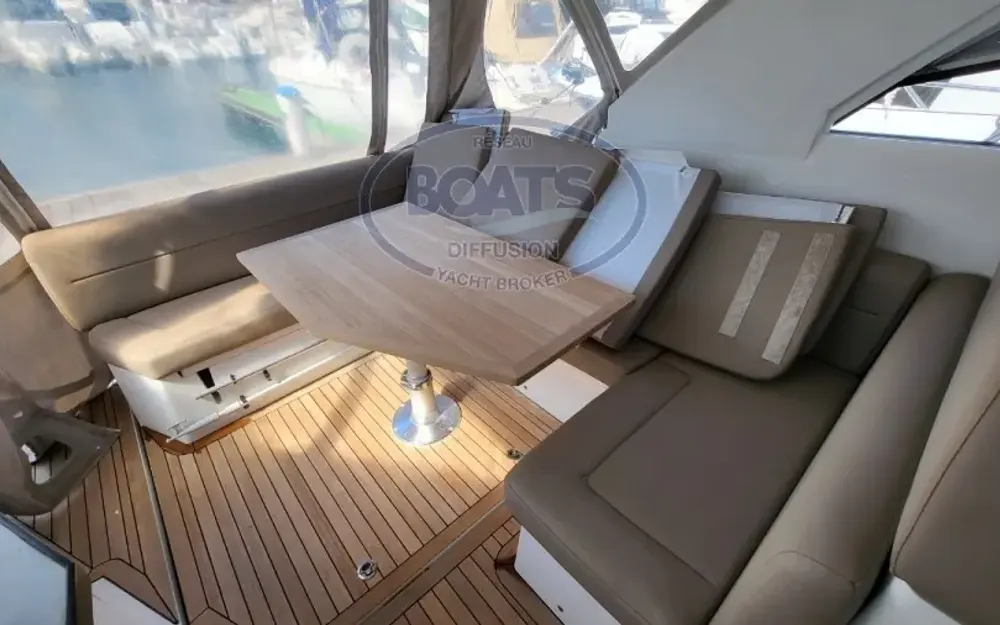 slider 9 Sealine  S330