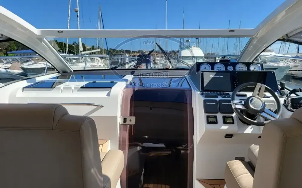 slider 10 Sealine  S330