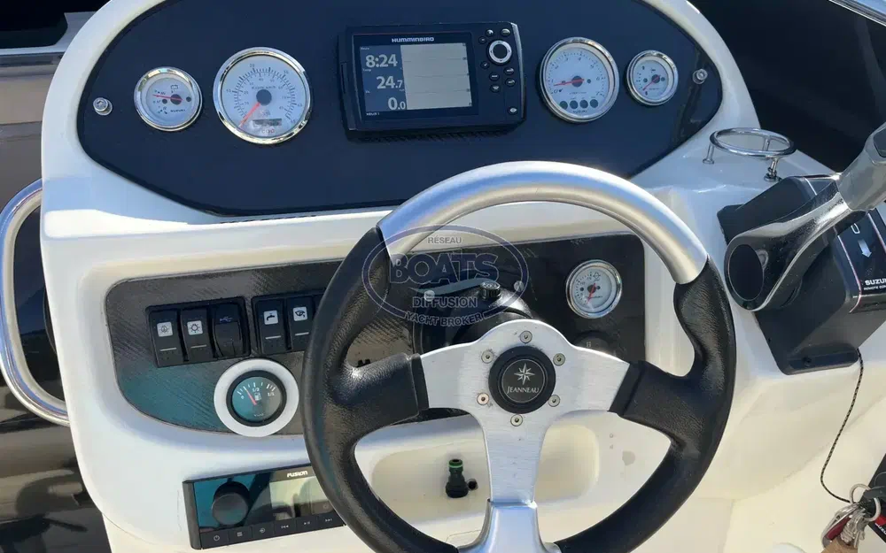 slider 3 Jeanneau Cap Camarat 715