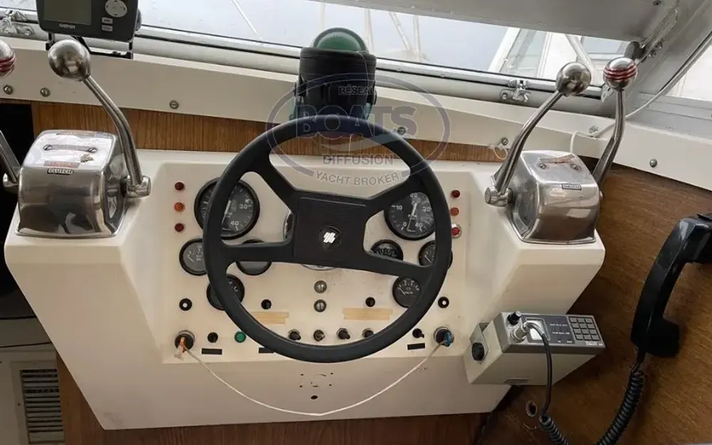 slider 7 Bertram  28 Flybridge