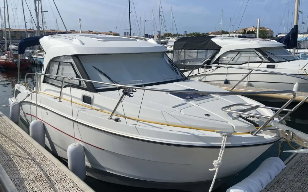 slider 2 Beneteau Antares 8 OB