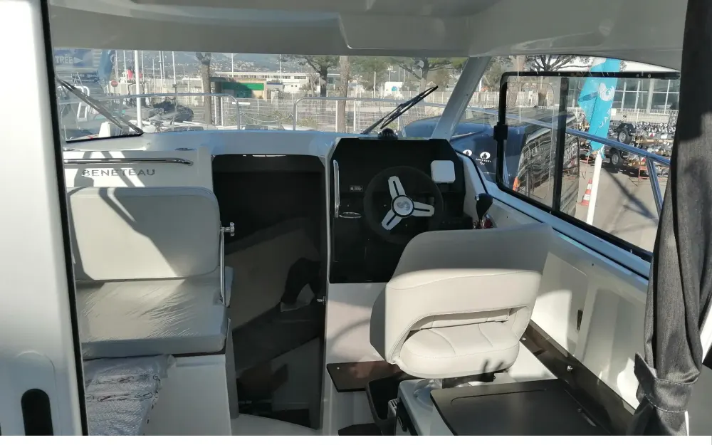 slider 2 Beneteau Antares 8