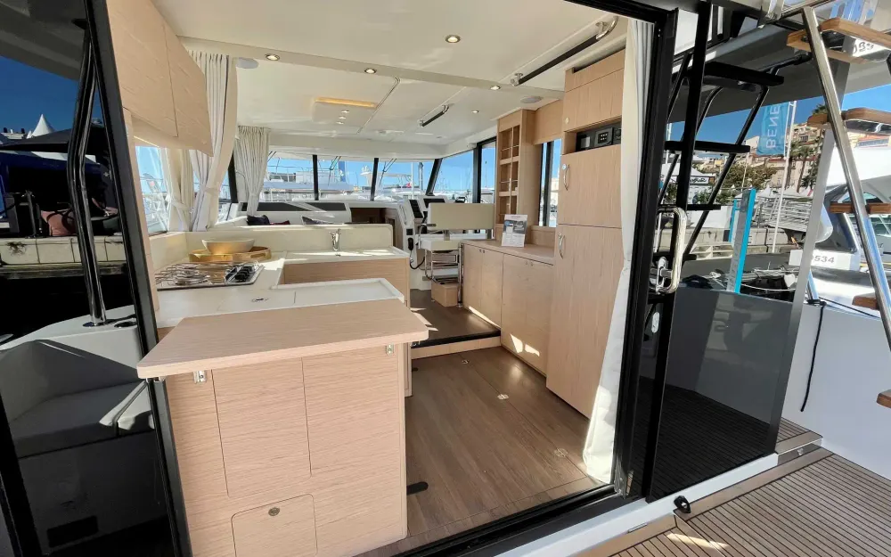 slider 10 Beneteau Swift Trawler 41 Fly