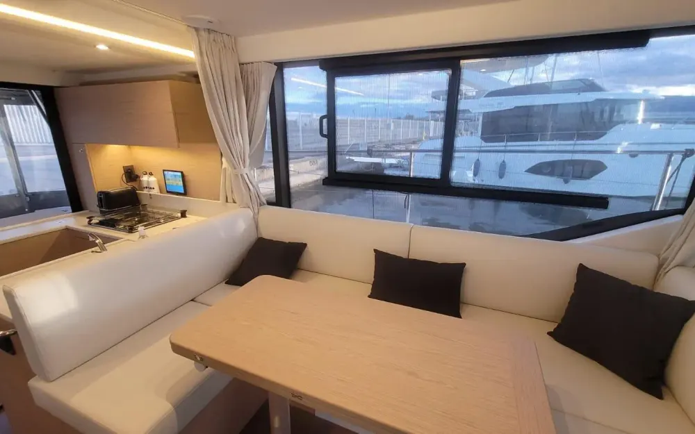 slider 6 Beneteau Swift Trawler 41 Fly