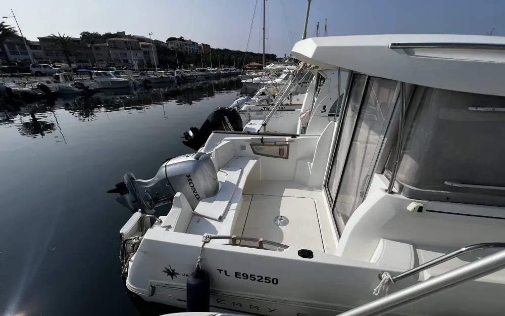 slider 6 Jeanneau Merry Fisher 595