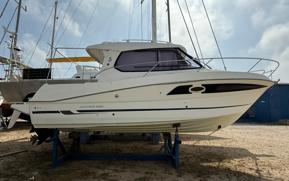 slider 1 Beneteau Antares 880 HB
