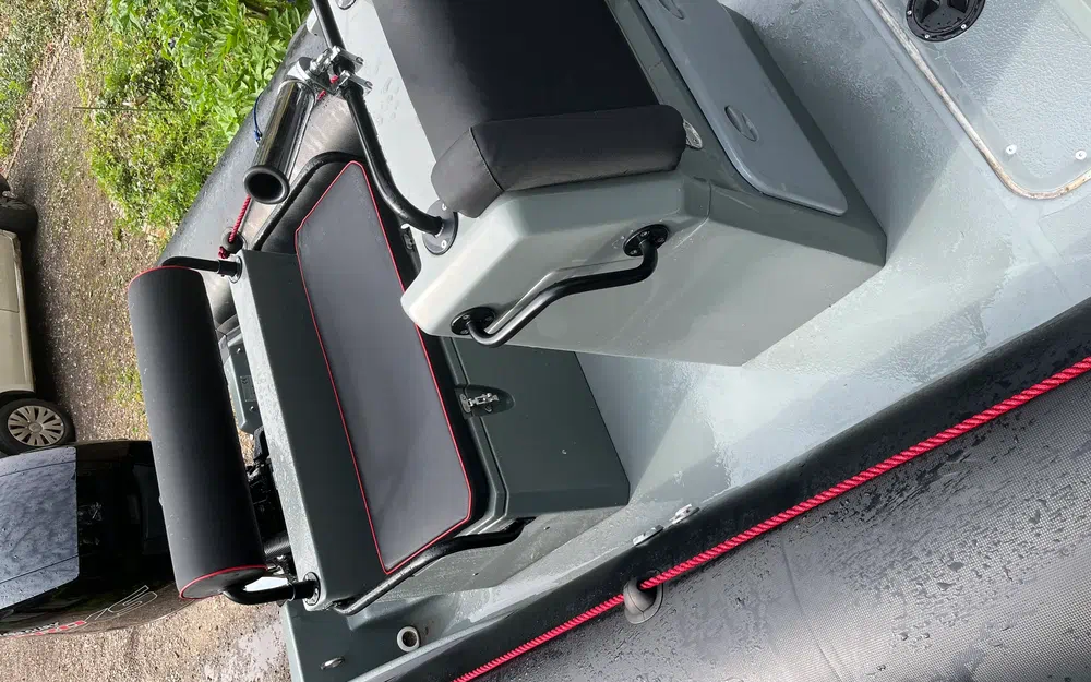 slider 1 Valiant 630 Black Carbon Edition