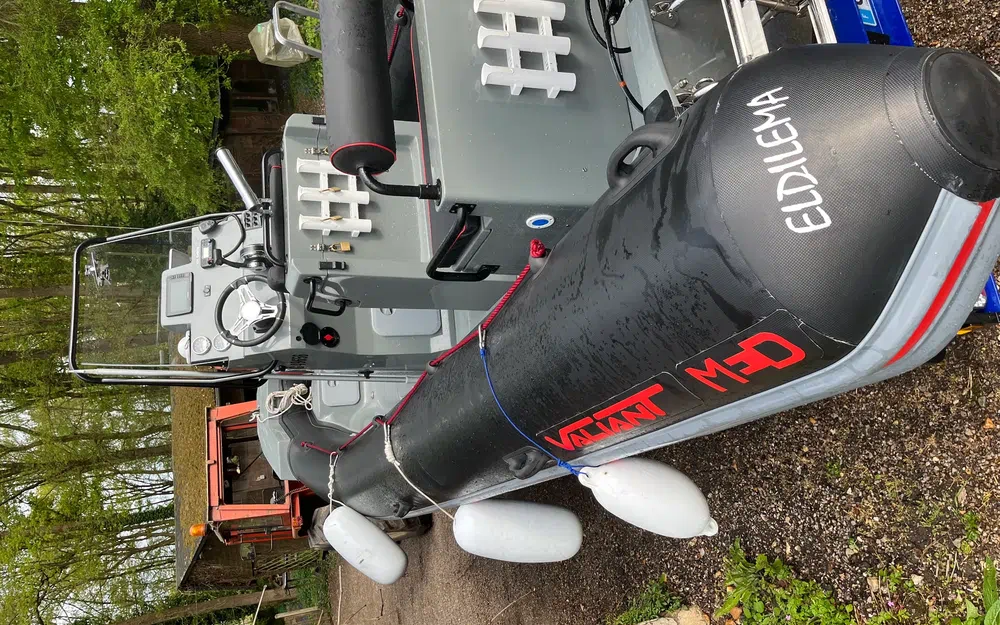 slider 2 Valiant 630 Black Carbon Edition