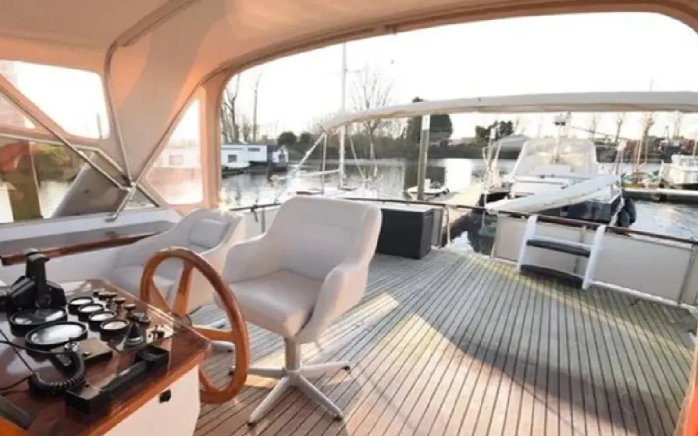 slider 1 Bateau Logement vedette hollandaise 2 cabines doubles 8 couchages