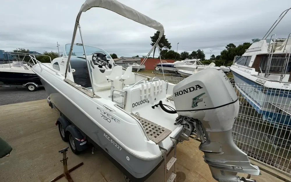 slider 8 Beneteau Flyer 750