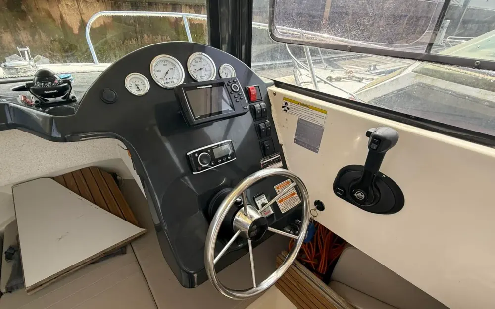 slider 11 Quicksilver  605 Pilothouse