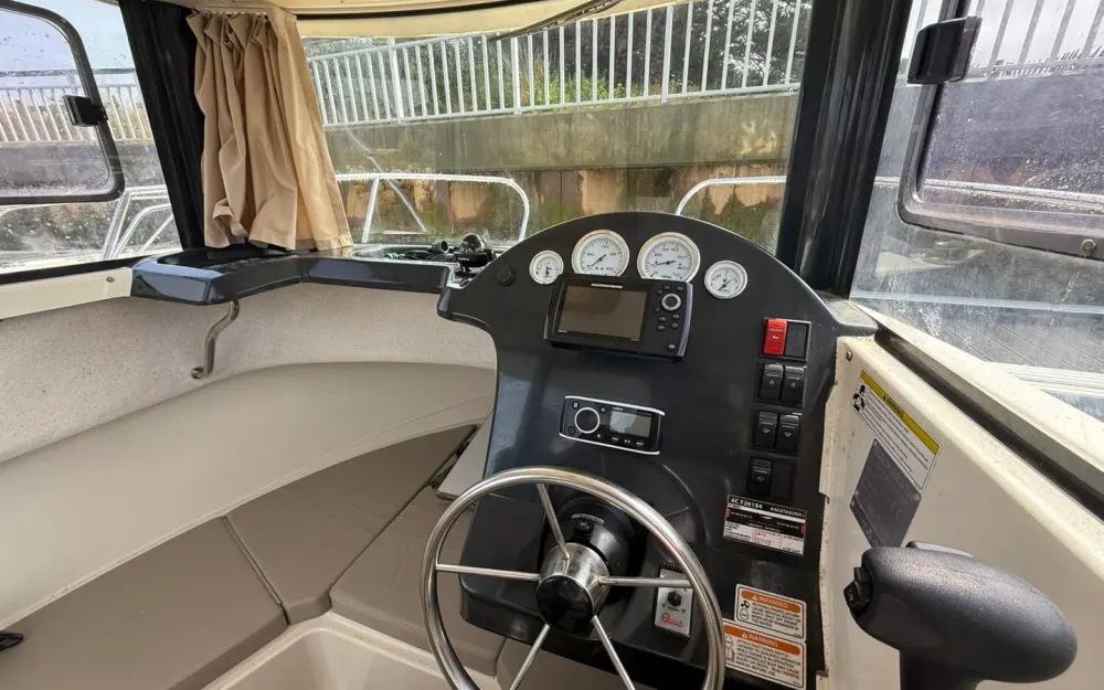 slider 13 Quicksilver  605 Pilothouse