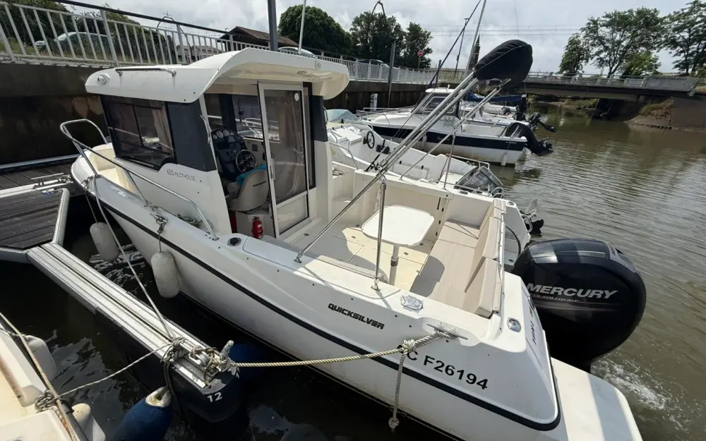 slider 8 Quicksilver  605 Pilothouse
