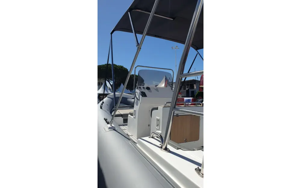slider 1 Four Seas F 750