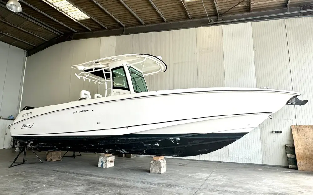 slider 0 Boston Whaler  320 Outrage