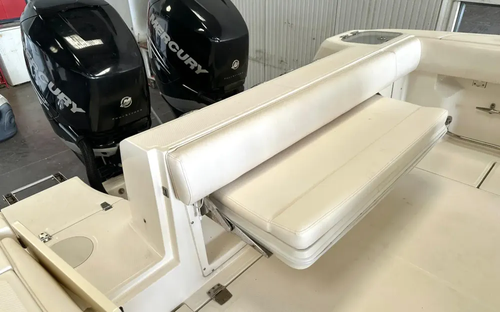 slider 9 Boston Whaler  320 Outrage