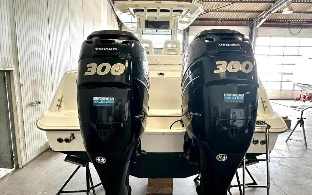 slider 10 Boston Whaler  320 Outrage