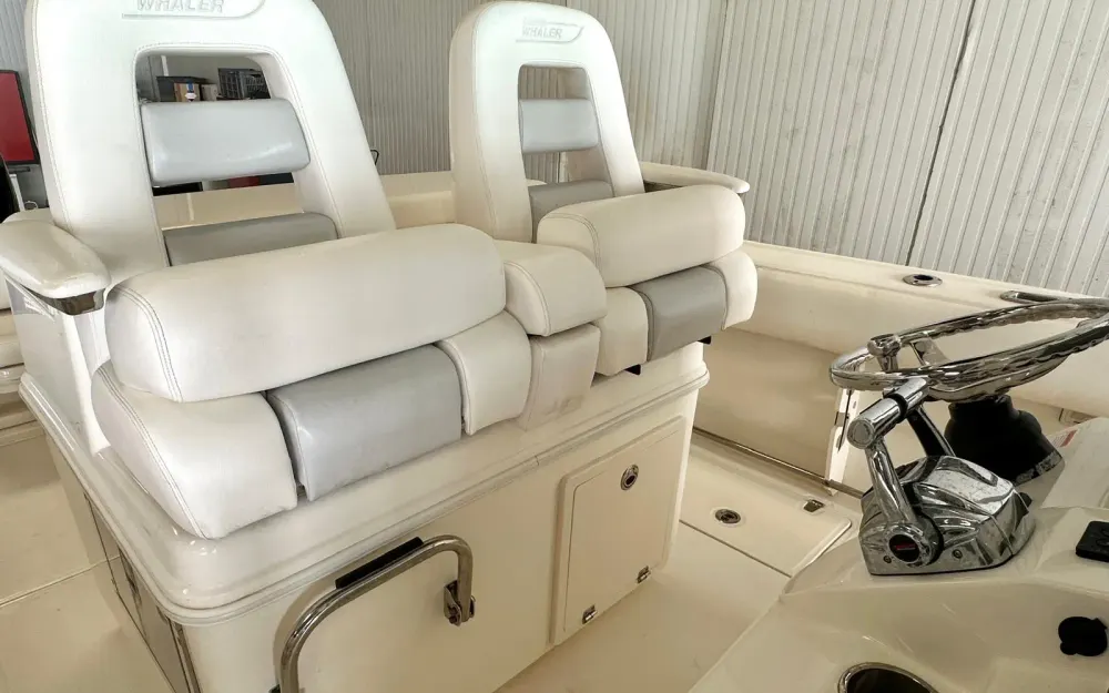 slider 12 Boston Whaler  320 Outrage