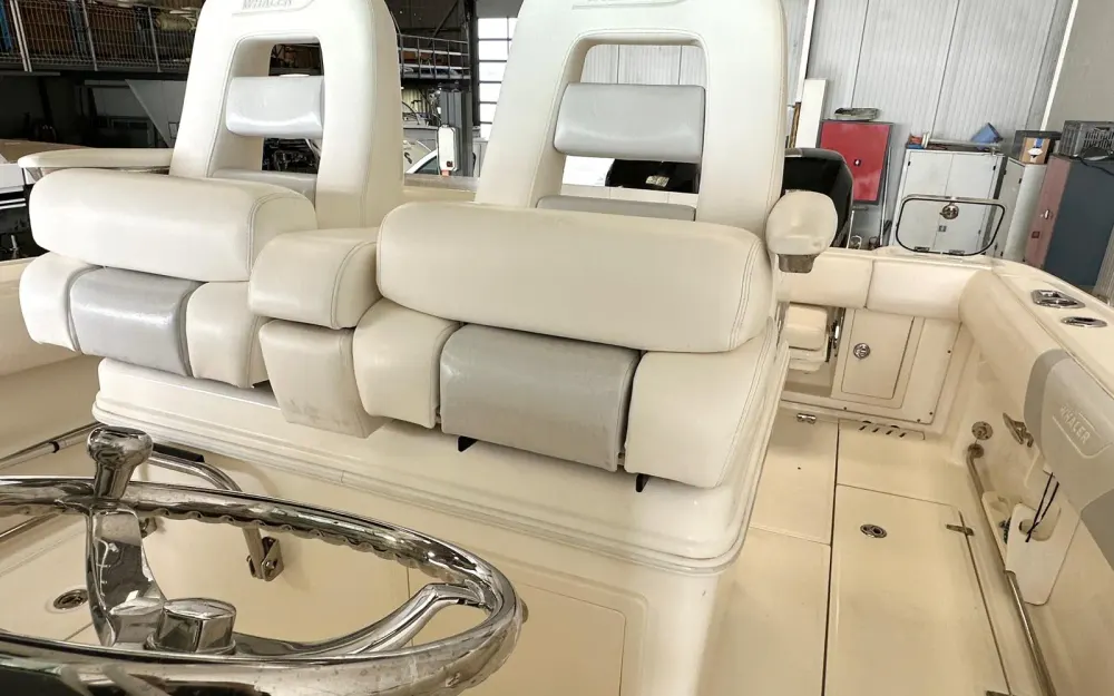 slider 13 Boston Whaler  320 Outrage