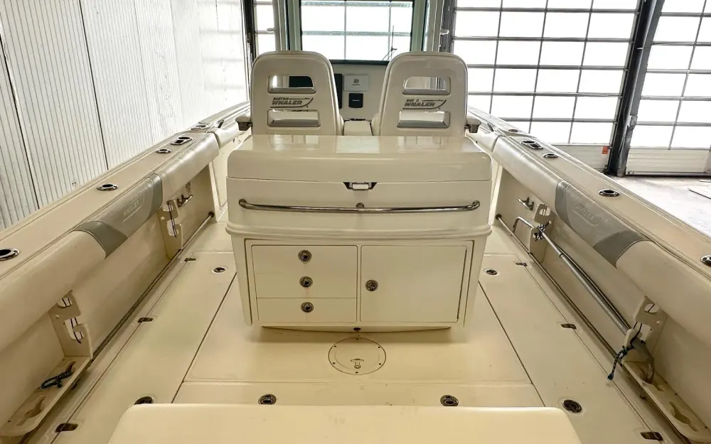 slider 14 Boston Whaler  320 Outrage