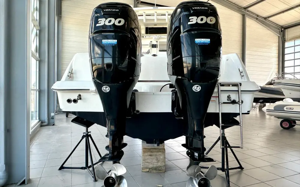 slider 16 Boston Whaler  320 Outrage
