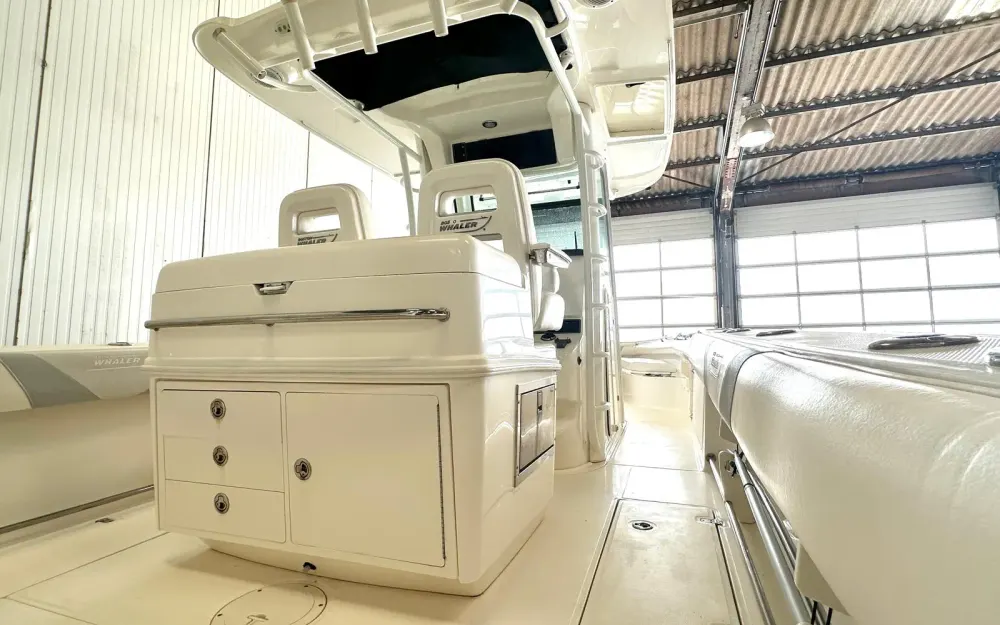slider 1 Boston Whaler  320 Outrage