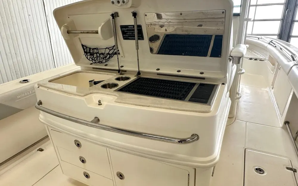 slider 2 Boston Whaler  320 Outrage