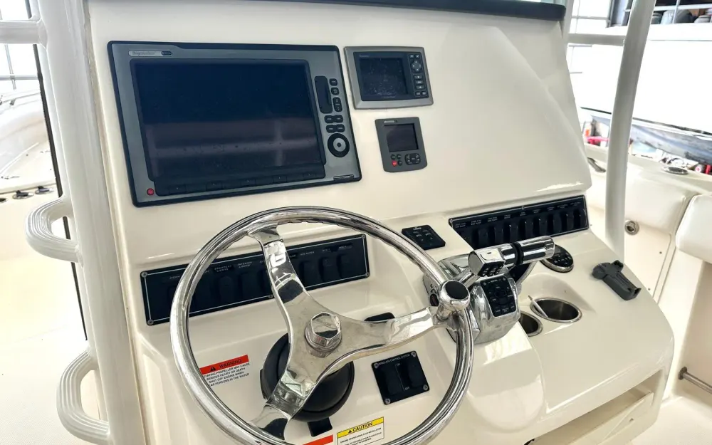 slider 3 Boston Whaler  320 Outrage