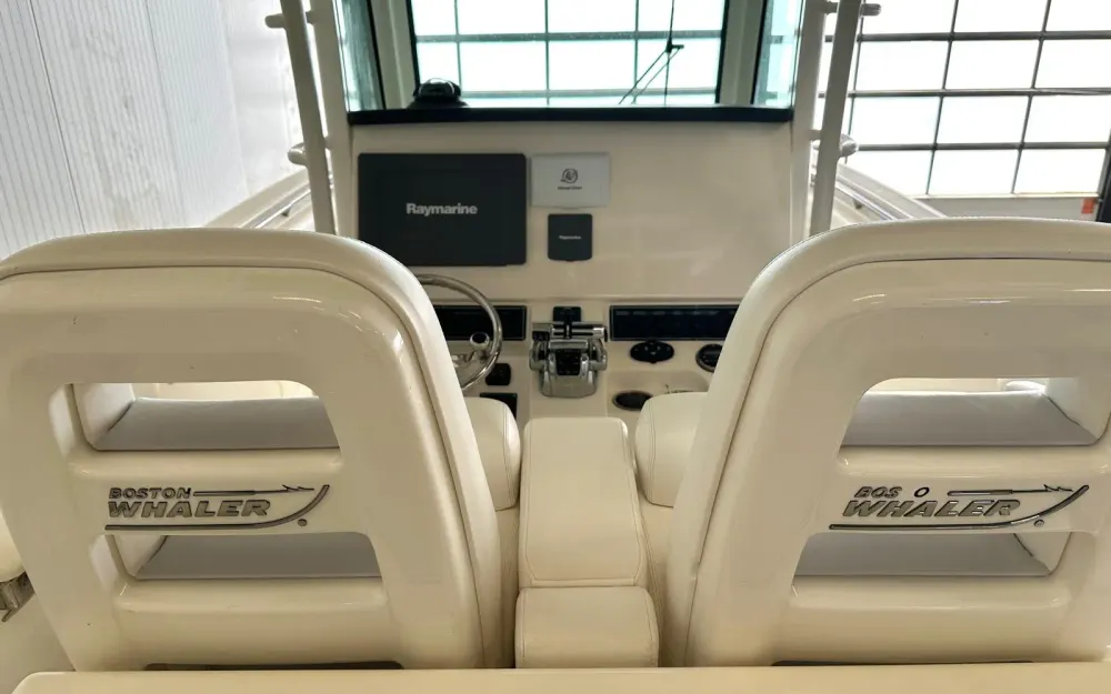 slider 4 Boston Whaler  320 Outrage