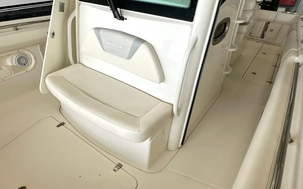 slider 6 Boston Whaler  320 Outrage