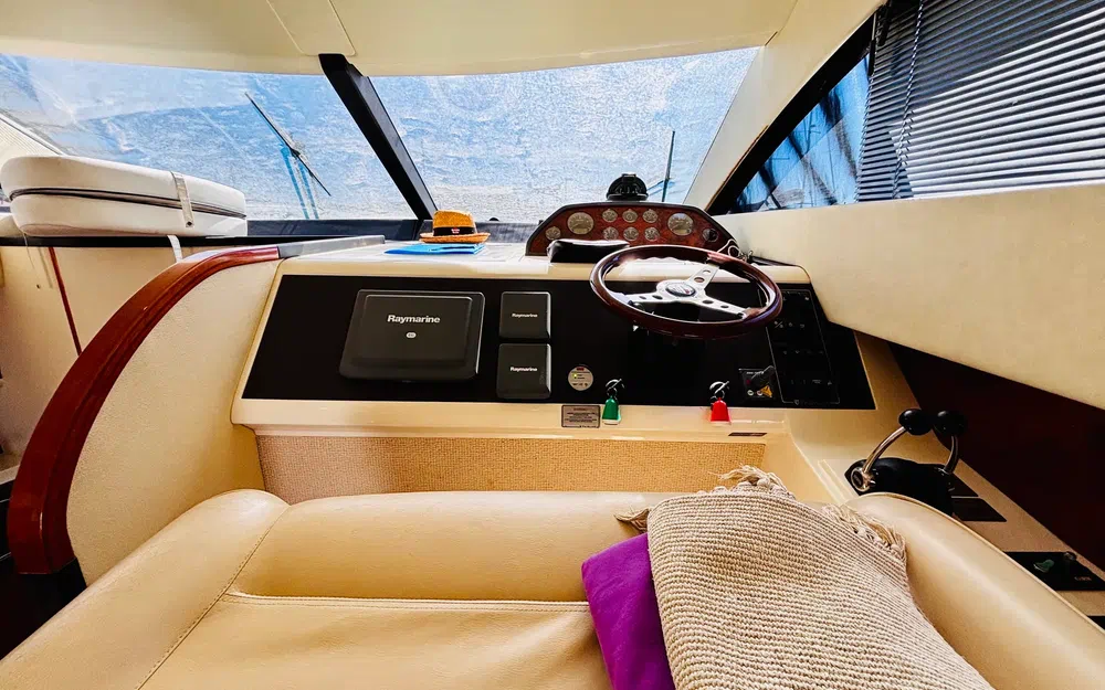slider 25 Fairline Phantom 40