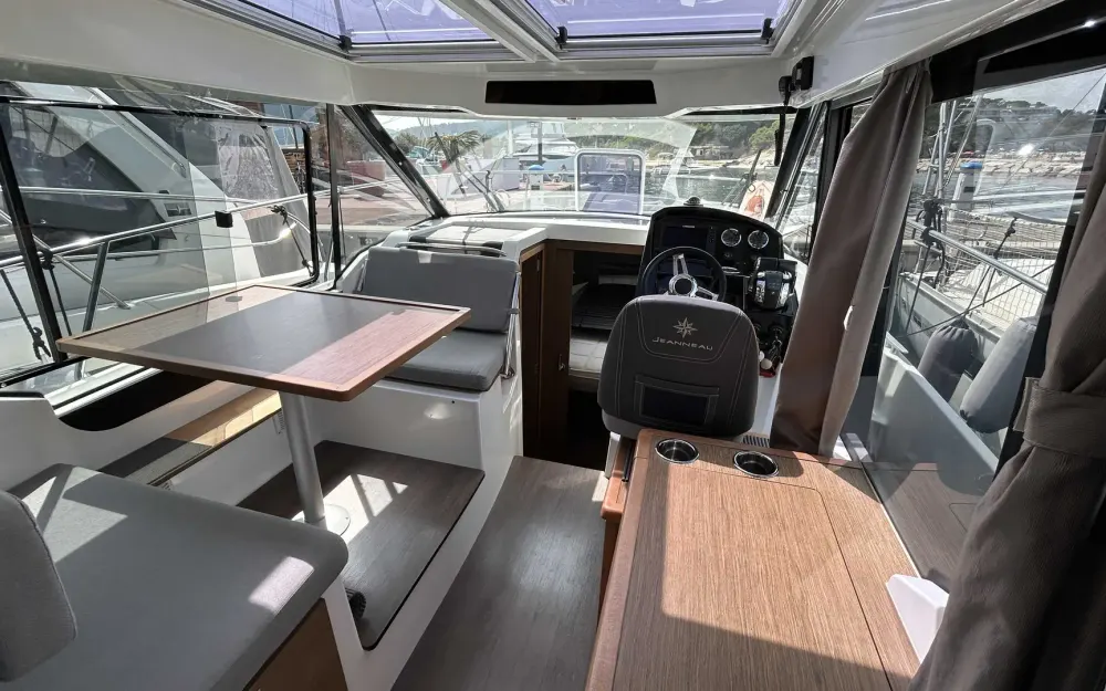 slider 1 Jeanneau Merry Fisher 895