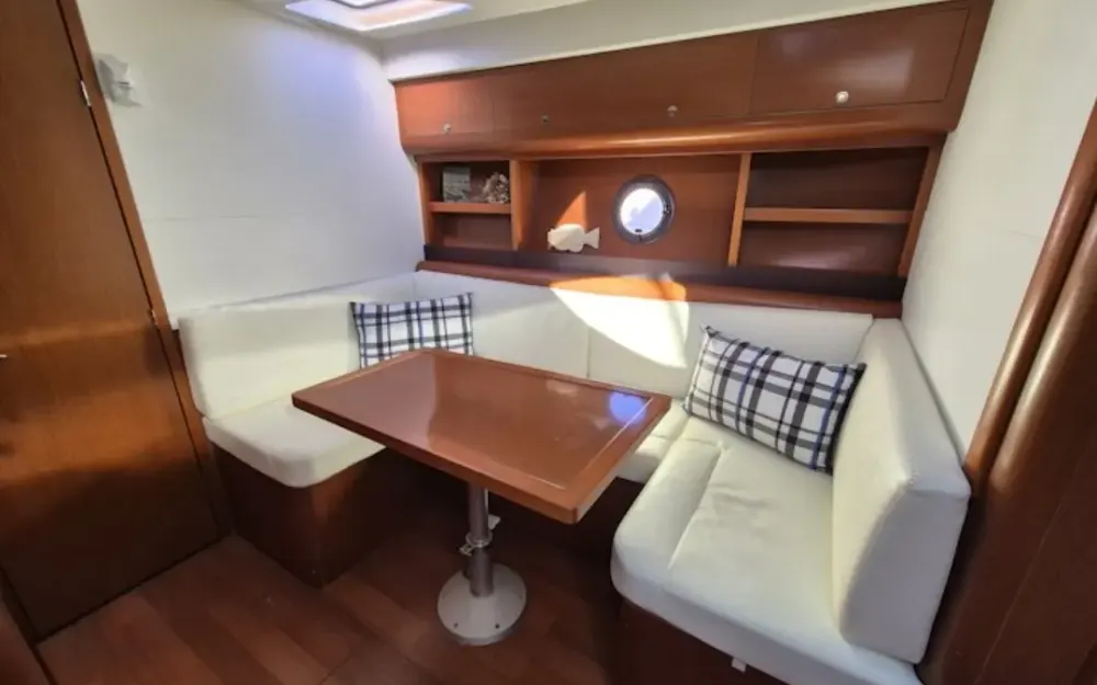slider 13 Beneteau Monte Carlo 42 - null