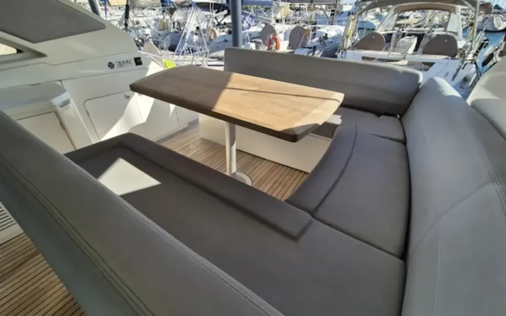 slider 7 Beneteau Monte Carlo 42